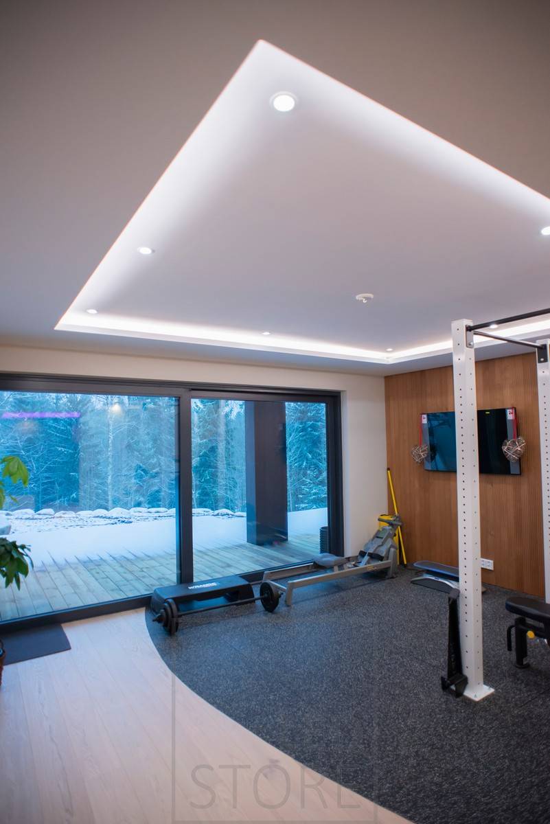 Lumière indirecte combinée à des spots circulaires. Ledstore.fi